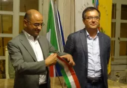 Luca Gosso consegna la fascia del Sindaco a Marco Gallo